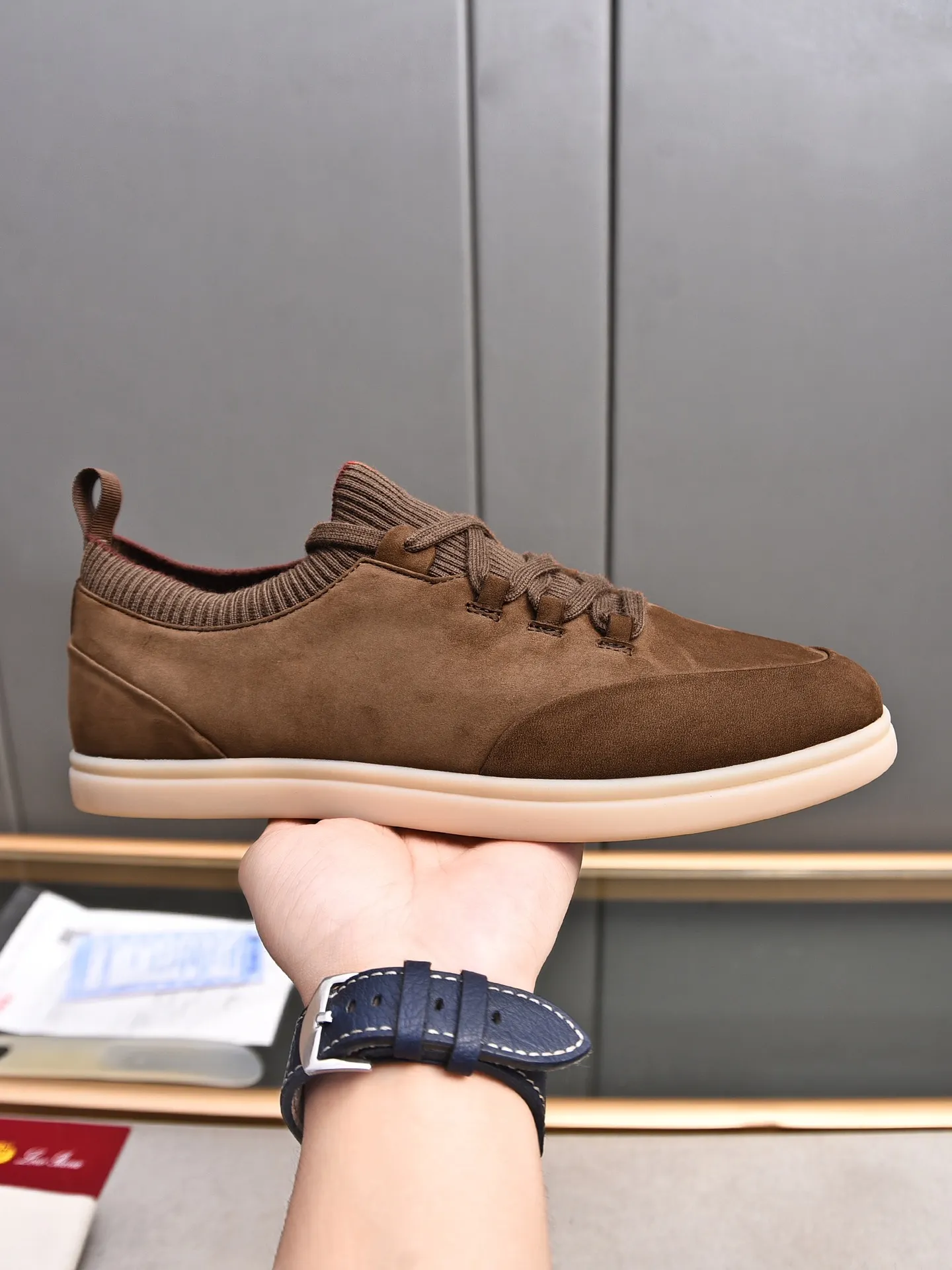 Men's Men's Shoes 💰500 LP's new product Loro Pian* 诺yo* Pianya Soho Walk These casual shoes and loafers are made of first-layer small nubuck cowhide. The texture is light, soft and comfortable. The mouth and tongue are decorated with high-density two-color knitting. The heel is decorated with a Kummel-colored original webbing pull-loop, which presents a unique three-dimensional effect. The unique version narrows slightly in the middle, and is decorated with details of the same material as shoelace eyelets. The original open-molded lightweight TPU rubber sole and spikes enhance traction and stability, and are full of modern aesthetic functional details. The rear is equipped with a cushion pad to enhance wearing comfort. It is sold in a complete package at the counter and is available in multiple colors!  Standard counter code number: 38～44# (45 customized)